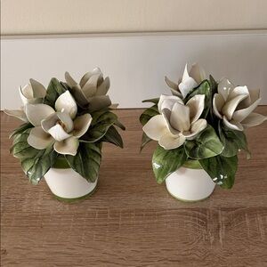 Jeanne Reed’s Elegant Ceramic Flower Arrangement with Green Leaves